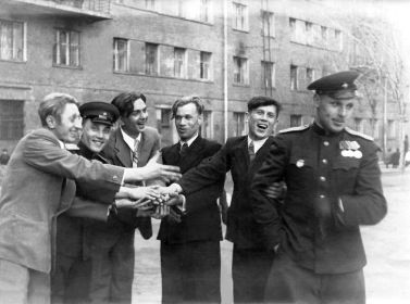 после войны, 3-й справа Домнин И.А., 2-й слева Домнин Н.А., 2-й справа Морозов И.В.