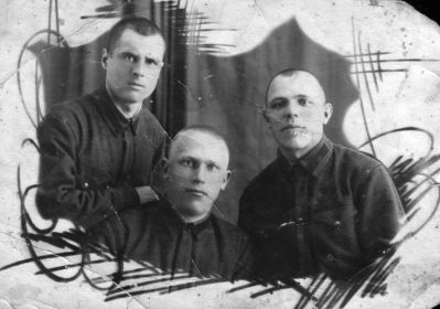 Комин Н.Г. с однополчанами из школы комсостава (г.Шадринск), 1941 г. Перед отправкой на фронт. Это единственная сохранившаяся в семье фотография.