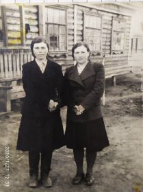 Анастасия Тихоновна с подругой.