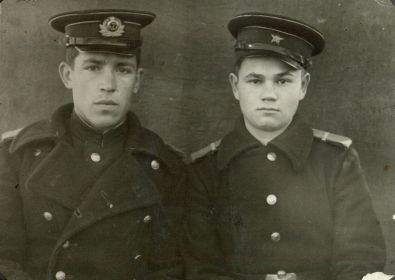 Горнаков К.И. 1942 (слева)