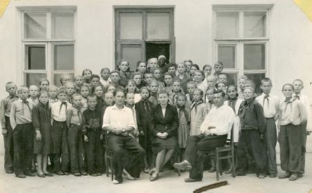 Школа № 6 г. Похвистнево (пос. Красные пески), начало 50-х годов (крайний слева сидит Семенов В.М.)