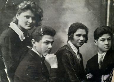 Второй слева. Довоенное фото с братьями и сестрами