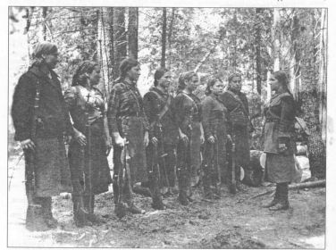 Группа девушек партизанской бригады