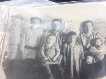 Семья Смирновых.  На фото слева на право - д.Петя, д.Ваня,Дед Коля и на руках т.Надя, т.Тоня, бабушка Хрипа и на руках т.Шура, т.Дуся  (Фото примерно 1936 года)