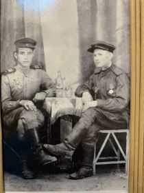 Гвардий сержант Шмелев Иван Яковлевич (слева) с другом в Рейзенбахе весной 1945 года