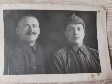 Фото из выздоравливающего батальона. Салангин Василий Фёдорович - справа
