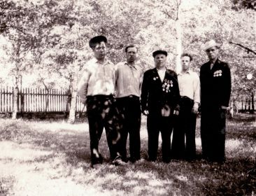 Иван Александрович (2-ой справа) с родным братом Иваном (в центре), 1955 г