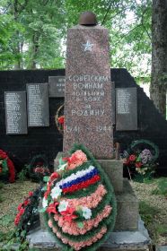 Братская могила в деревне Раболово Гатчинского района Ленинградской области