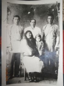На фотографии брат Алексея Яковлевича- Михаил, жена  Наталья Егоровна, Алексей Яковлевич, мама Анастасия,дочь Матрена