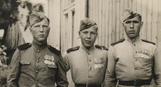 С боевыми друзьями