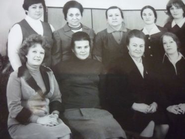 Работа в городском ЗАГСе. Мама слева в первом ряду. Мария Карповна Байда-герой Советского Союза -справа в первом ряду