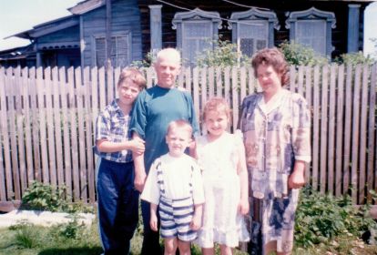 Иван Александрович (2-ой слева) у своего дома в р.п. Мухтолово с внуками Дмитрием, Александром, внучкой Ириной и дочерью Ниной, 1997 г