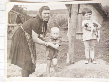 Анастасия Тихоновна со старшей дочкой и с сыном.