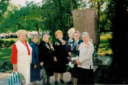 Прасковья Александровна Слонь в кругу ветеранов ВОВ, 1990-е годы