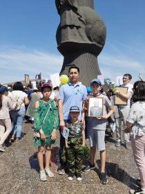 Семья внука во время участия в бессмертном полку в городе Нур-Султан в 2019 году