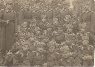 Гвардии старший сержант Полежаев Олег Васильевич (в первом ряду) с однополчанами