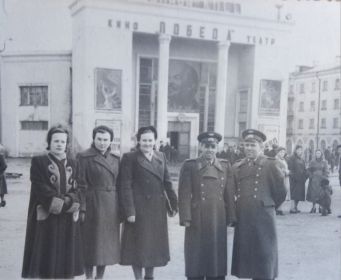 С супругой Воробьевой Зинаидой Ивановной (крайняя слева) и сослуживцами