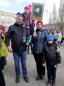 Томшин Павел Николаевич  с детьми в строю Бессмертного полка.