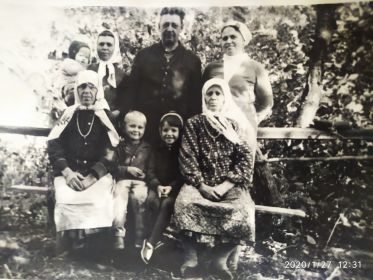 Анастасия Тихоновна с семьей (мама, сестра, тетя, муж, двое племянниц и сын).