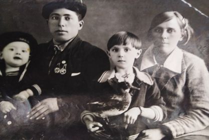 Новиков Аркадий Гаврилович с женой Пелагеей Ефимовной и детьми Любовью и Борисом
