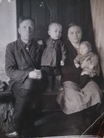 Фото семьи. Жена Полина, сын Гена и дочка