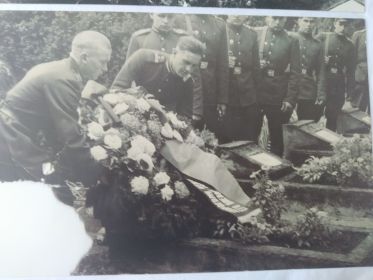 Посещение могилы Солдатова Михаила Степановича его сыном Солдатовым Алексеем Михайловичем и сослуживцами сына