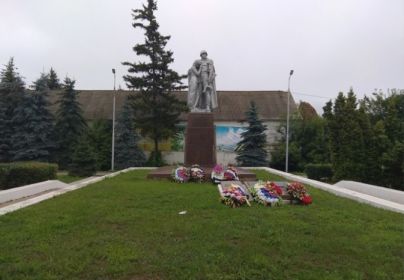Памятник на братской могиле в г.Ефремов, Комсомольский сквер