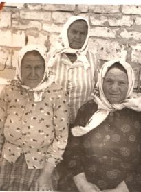 Пелагея Евтиховна с подругами (внизу справа)