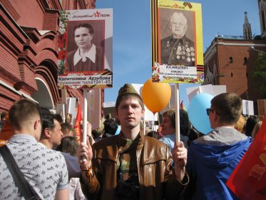 Внук Константин со  штендерами  бабушки  и  дедушки на 09.05.2015. год Москва