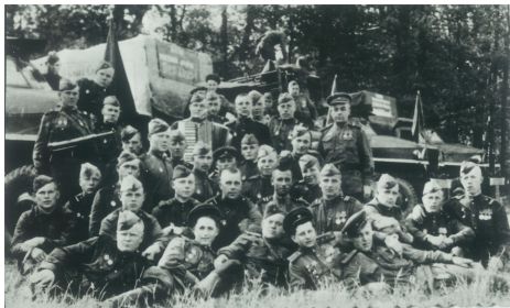 Иван Турков в центре с гармонью под Прагой май 1945