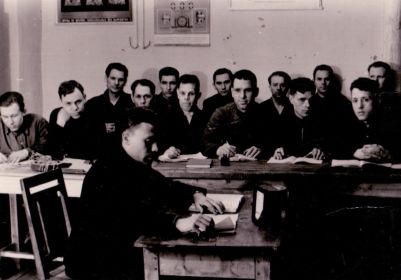 Иван Александрович (по центру) на учёбе на водителя, 1954 г