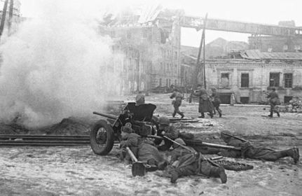 8 февраля 1943 года. Красноармейцы прорываются к вокзалу Ростова-на-Дону
