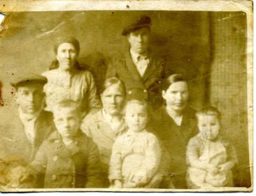 Семья и родственники Михалева Василия Михайловича (на фотографии он справа вверху)