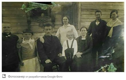 Саша Маслеников крайний слева в кругу семьи