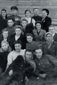 дедушка-в верхнем ряду, четвёртый слева