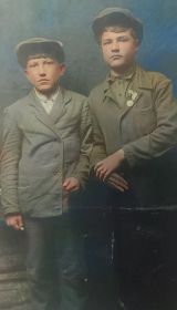 Довоенное фото . Дмитрий на фото справа