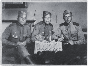 Амир Алиуллович с сослуживцами