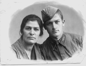 Ананич А.Ф. с мамой, Ананич Анной Никифоровной -1940е