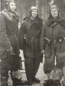 Зима 42-го. Ст. сержант. Отец слева. В центре ст.л-т Девятков Ю.Г., погибший 18.03.43.