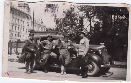 Иван Тихонович , Прага,1945 г. с сослуживцами.