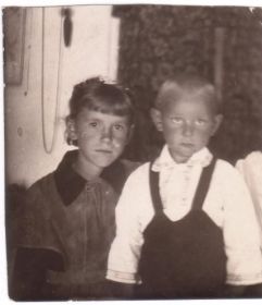 Бабушка с  детьми  жила в оккупированном Краснодоне с  детьми и ждала своего Васю