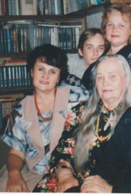 Анастасия справа в первом ряду. Слева - племянница Тамара, Справа сверху - племянница Людмила.