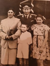В.Н. Михайлов с женой, младшим сыном Олегом и племянницей Галиной