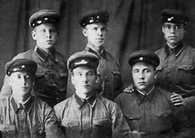 Шлаев Павел Романович (первый ряд, первый справа) с сослуживцами, 1941 год