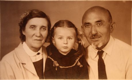 Григорий Александрович с женой Надеждой Сергеевной и внучкой Галей 1963г