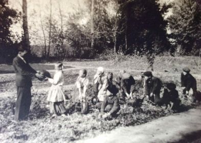 С воспитанниками Детского дома на сборе первого послевоенного урожая