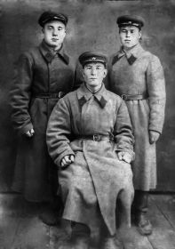Шлаев Павел Романович (слева) с сослуживцами, 1940 год