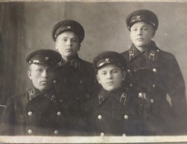 Февраль 1941 года. Пол-года до войны. Аркадий Петрович вместе с друзьями в Ремесленном училище.