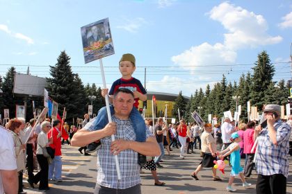 Внук и правнук бессмертный полк.