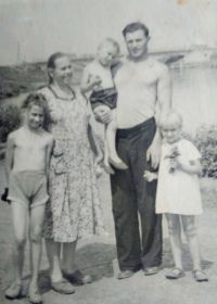 С тремя детьми Люба,Галя и Владимир